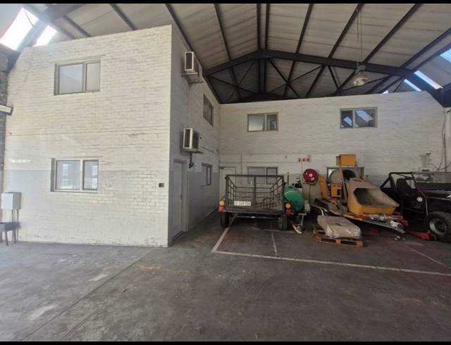 1,270M² WAREHOUSE TO LET IN STIKLAND INDUSTRIAL
